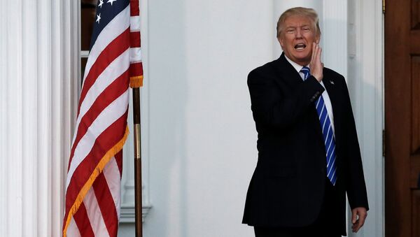 Избранный президент США Дональд Трамп кричит что-то журналистам на пороге своего клуба Trump National Golf Club в Нью - Джерси - Sputnik Беларусь