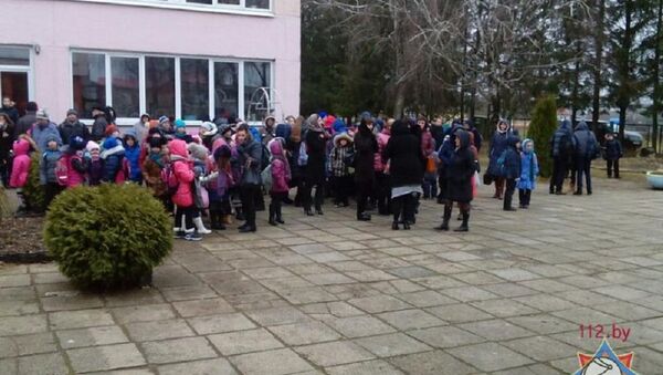 Эвакуация детей из школы в деревне Старое Село - Sputnik Беларусь