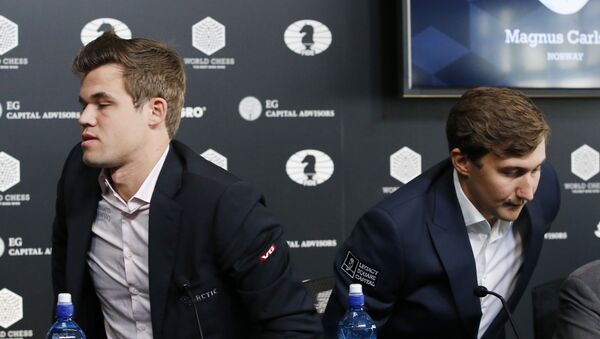 Магнус Карлсен (слева) и Сергей Карякин после пресс - конференции 10 ноября 2016 года в Нью - Йорке - Sputnik Беларусь