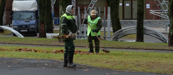 Работники ЖКХ убирают листья Работники ЖКХ убирают листья - Sputnik Беларусь