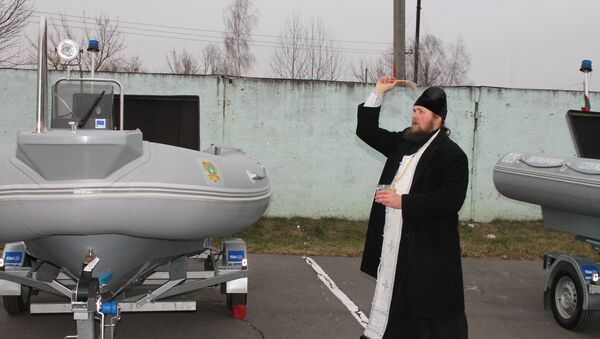 Отец Дмитрий освящает плавсредства - Sputnik Беларусь