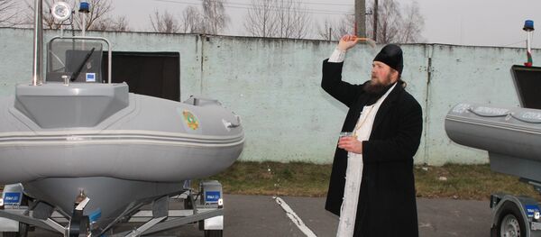 Отец Дмитрий освящает плавсредства - Sputnik Беларусь