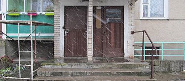 Подъезд, на ступени которого упал каменщик - Sputnik Беларусь