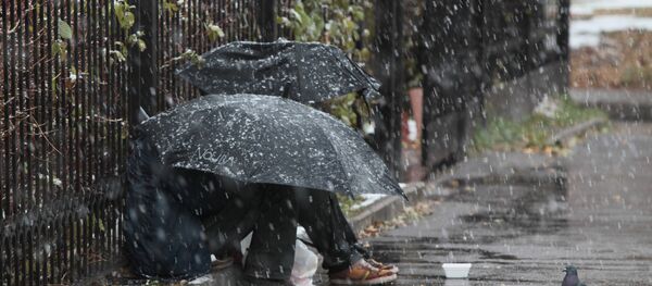 Бомжи под зонтами во время снегопада - Sputnik Беларусь