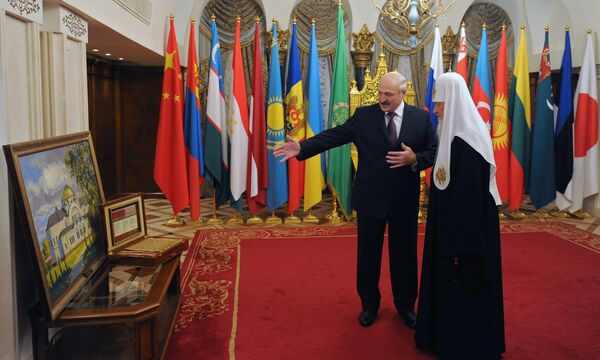 Лукашенко поздравил с патриарха Кирилла с днем рождения Лукашенко поздравил с патриарха Кирилла с днем рождения - Sputnik Беларусь