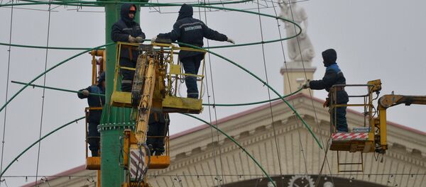 Мантаж галоўнай ёлкі краіны на Кастрычніцкай плошчы ў Мінску Мантаж галоўнай ёлкі краіны на Кастрычніцкай плошчы ў Мінску - Sputnik Беларусь