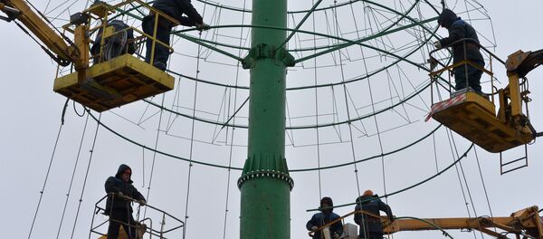 Монтаж главной елки страны на Октябрьской площади в Минске  - Sputnik Беларусь