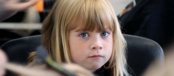 Ребенок в парикмахерской, архивное фото - Sputnik Беларусь