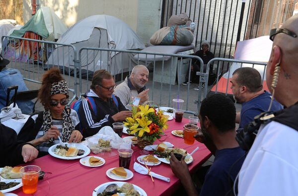 Бездомные в День благодарения в Лос-Анджелесе - Sputnik Беларусь