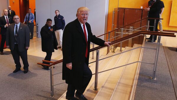 Избранный президент США Дональд Трамп в вестибюле здания Нью-Йорк Таймс после встречи в Нью - Йорке, США - Sputnik Беларусь