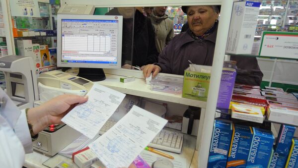 Сотрудник одной из аптек проверяет рецепты на лекарственные средства - Sputnik Беларусь