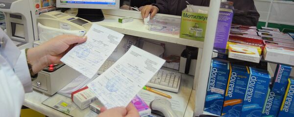 Супрацоўнік адной аптэкі правярае рэцэпты на лекавыя сродкі Супрацоўнік адной аптэкі правярае рэцэпты на лекавыя сродкі - Sputnik Беларусь