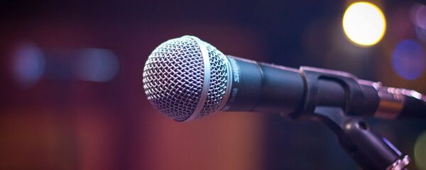 Мікрафон на сцэне, архіўнае фота Мікрафон на сцэне, архіўнае фота - Sputnik Беларусь