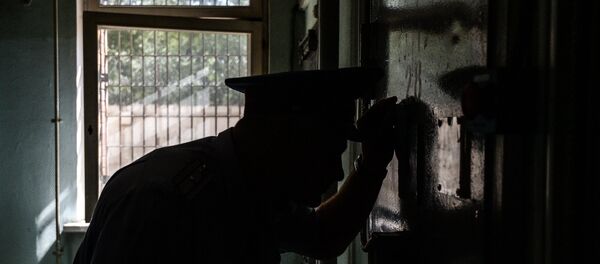 Сотрудник тюрьмы наблюдает за заключенными, архивное фото - Sputnik Беларусь