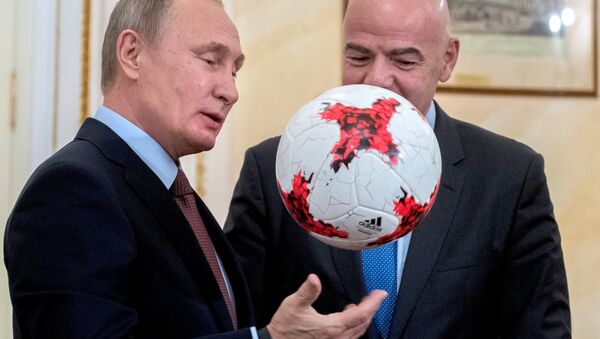 Президент РФ Владимир Путин и президент ФИФА Джанни Инфантино (справа) во время встречи в Кремле - Sputnik Беларусь