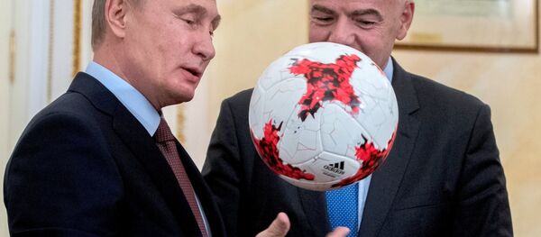 Президент РФ Владимир Путин и президент ФИФА Джанни Инфантино (справа) во время встречи в Кремле Президент РФ Владимир Путин и президент ФИФА Джанни Инфантино (справа) во время встречи в Кремле - Sputnik Беларусь