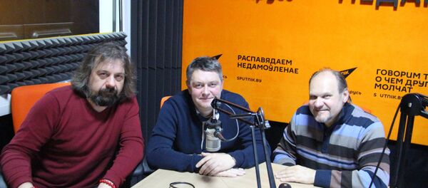 Ведущие радио Sputnik Беларусь Вячеслав Шарапов и Александр Кривошеев и политолог Сергей Палагин - Sputnik Беларусь