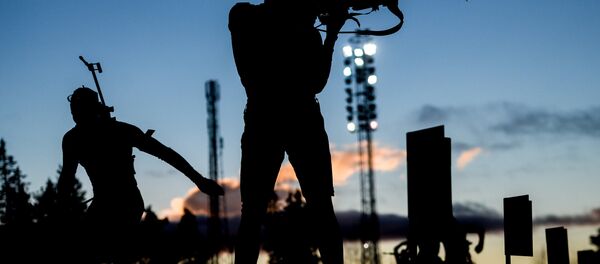 Биатлонисты на огневом рубеже Биатлонисты на огневом рубеже - Sputnik Беларусь