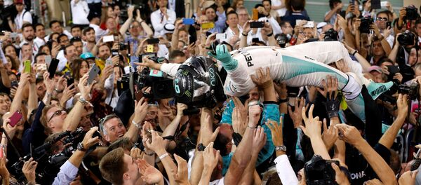 Нико Росберг на руках фанатов после финиша в Гран-при Абу-Даби - Sputnik Беларусь