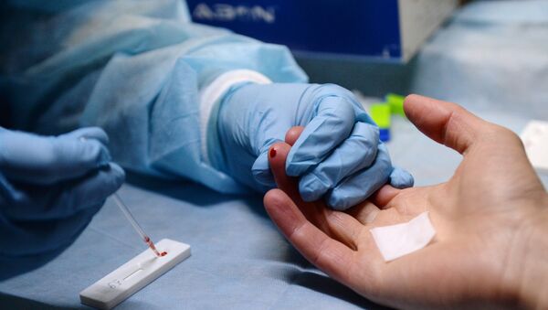 Медицинский работник производит экспресс-анализ крови - Sputnik Беларусь