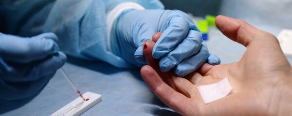 Медицинский работник производит экспресс-анализ крови Медицинский работник производит экспресс-анализ крови - Sputnik Беларусь