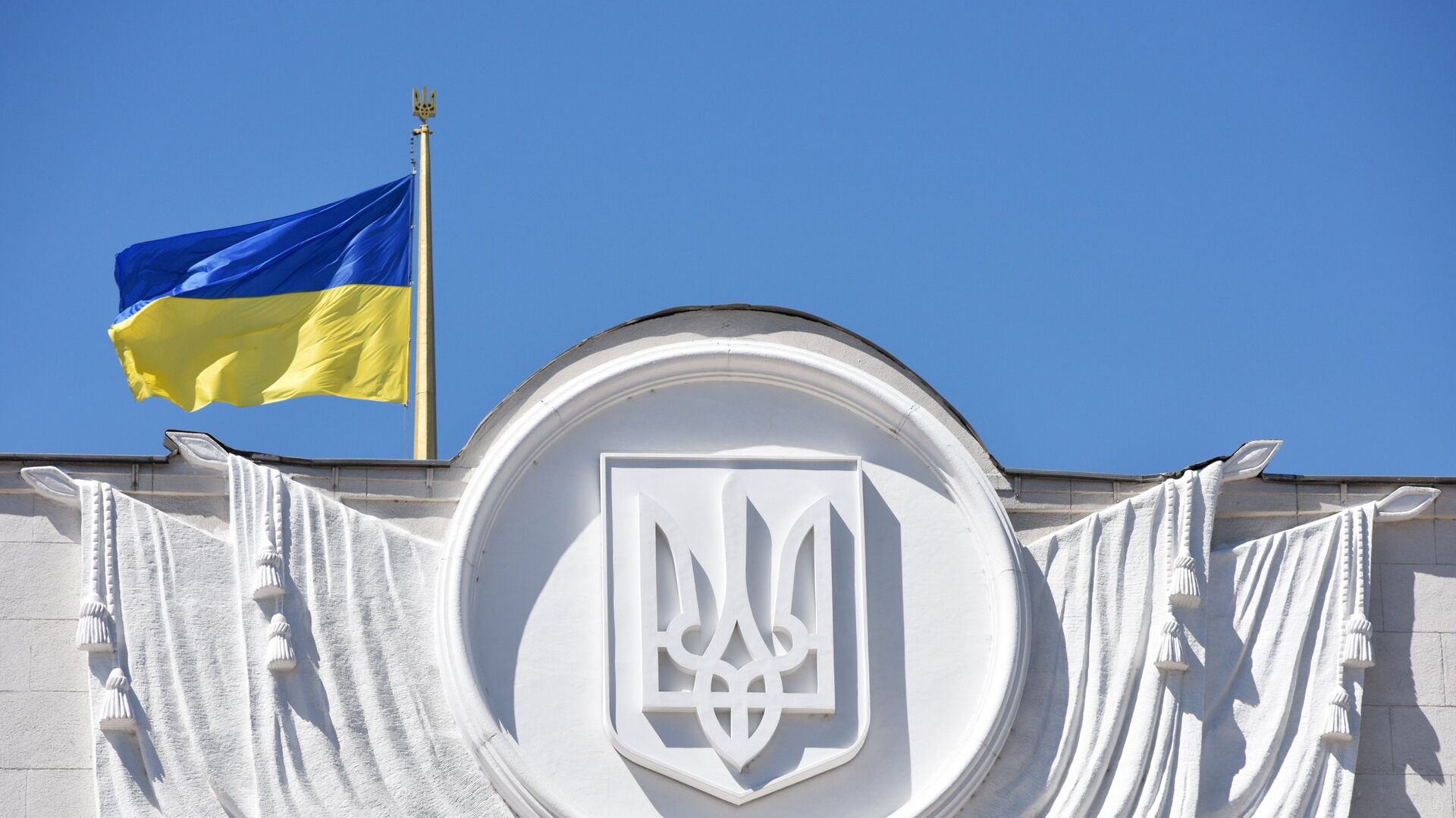 Флаг Украины на здании Верховной рады в Киеве - Sputnik Беларусь, 1920, 26.02.2022