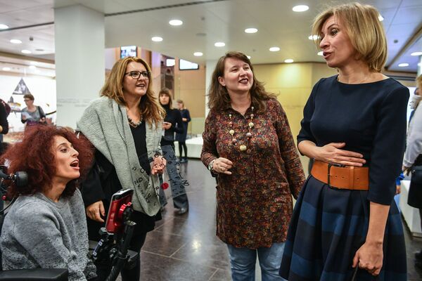 Летиция Ренис с матерью, руководитель службы визуальных проектов МИА Россия сегодня Оксана Олейник, официальный представитель МИД РФ Мария Захарова (слева направо) - Sputnik Беларусь