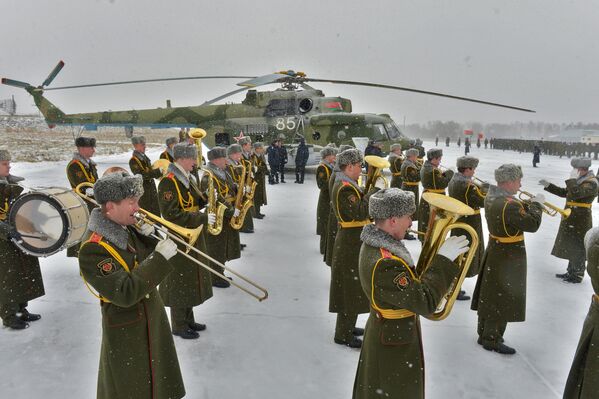 Новые вертолеты Ми-8МТВ-5, переданные в ВВС Беларуси, встречали в торжественной обстановке - Sputnik Беларусь