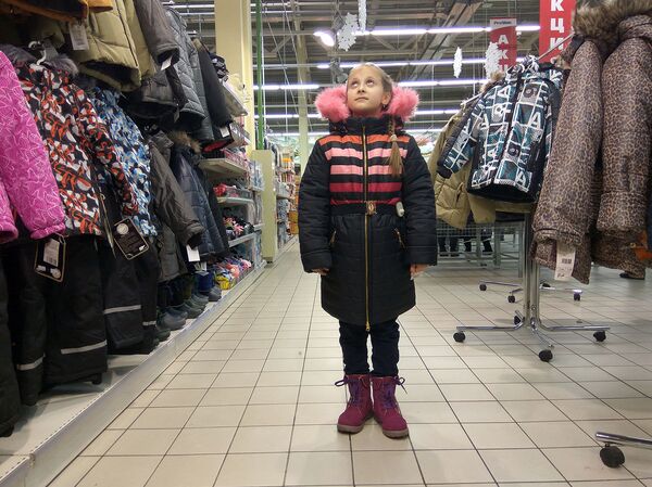 В гипермаркете неплохой выбор верхней детской одежды, вот только вся она скорее демисезонная, чем зимняя В гипермаркете неплохой выбор верхней детской одежды, вот только вся она скорее демисезонная, чем зимняя - Sputnik Беларусь