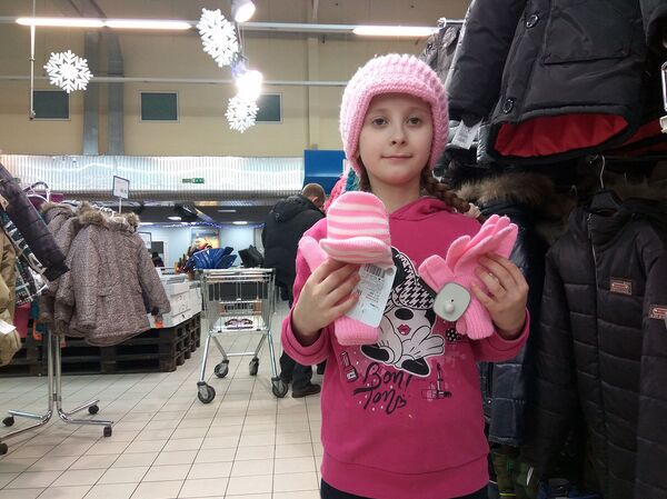 Шапки, шарфы и перчатки в гипермаркете не слишком дорогие, но подобрать комплект придется самостоятельно Шапки, шарфы и перчатки в гипермаркете не слишком дорогие, но подобрать комплект придется самостоятельно - Sputnik Беларусь