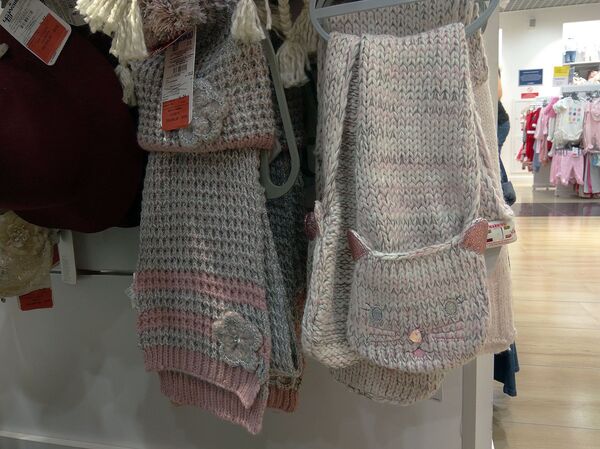 В частном магазине шапки и шарфы продаются комплектами В частном магазине шапки и шарфы продаются комплектами - Sputnik Беларусь