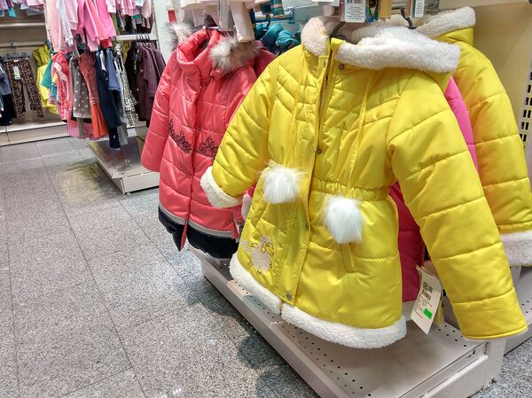 В детском универмаге одежды - тьма, и к внешнему вид претензий нет В детском универмаге одежды - тьма, и к внешнему вид претензий нет - Sputnik Беларусь