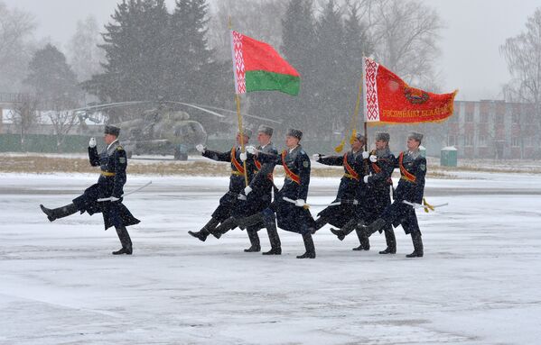 Вынос знамен на церемонию передачи новых вертолетов Ми-8 МТВ-5 на вооружение 50-ой смешанной авиационной базы в Мачулищах - Sputnik Беларусь