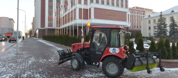 Коммунальная техника перед Президент-отелем Коммунальная техника перед Президент-отелем - Sputnik Беларусь