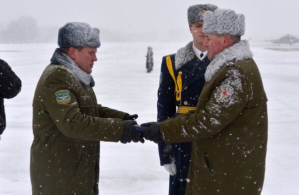 Командир 50-й смешанной авиационной базы в Мачулищах Андрей Лукьянович (справа) - Sputnik Беларусь