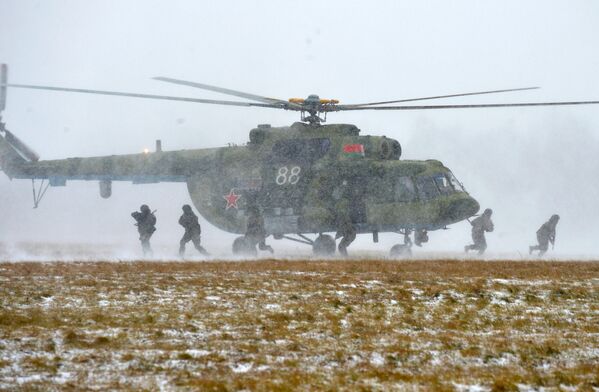 Военнослужащие Сил специальных операций производят десантирование посадочным способом из нового вертолета Ми-8 МТВ-5 - Sputnik Беларусь