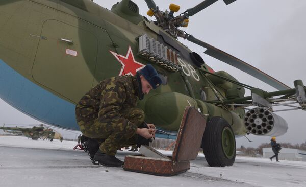 Техник 50-й смешанной авиационной базы обслуживает вертолет Ми-8 МТВ-5 - Sputnik Беларусь