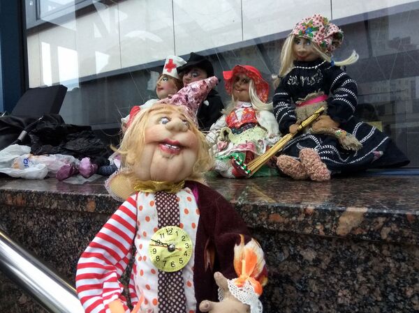 Хенд-мейд куклы из перехода на станции Каменная горка Хенд-мейд куклы из перехода на станции Каменная горка - Sputnik Беларусь