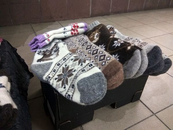 Продавцы признаются, что носки давно уже не вяжут - везут из России Продавцы признаются, что носки давно уже не вяжут - везут из России - Sputnik Беларусь