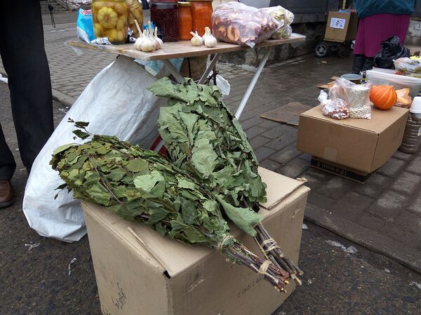 Банные веники всегда в цене, уверяет продавец Банные веники всегда в цене, уверяет продавец - Sputnik Беларусь