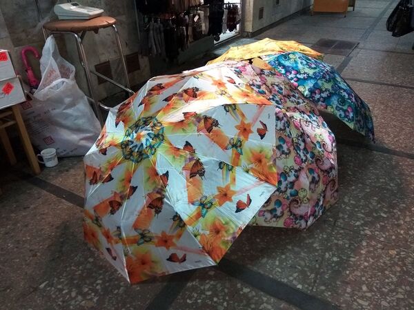 Зонтики ярких расцветок раскрасят хмурый день Зонтики ярких расцветок раскрасят хмурый день - Sputnik Беларусь