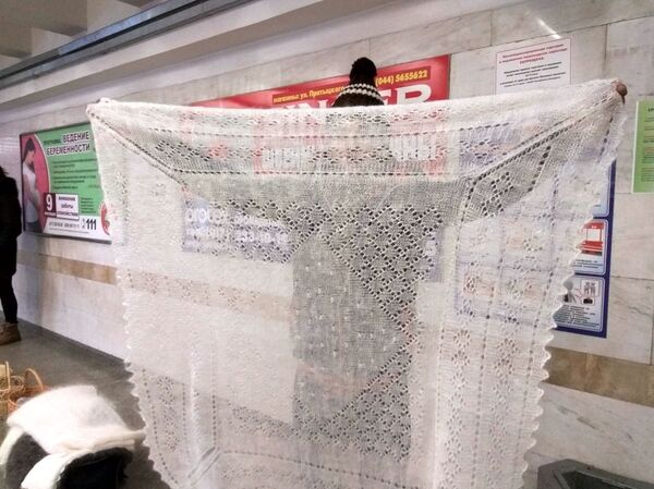 Платок из натуральной шерсти отлично согреет зимой Платок из натуральной шерсти отлично согреет зимой - Sputnik Беларусь