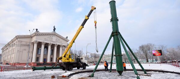 На центральной площади Гомеля начали собирать елку На центральной площади Гомеля начали собирать елку - Sputnik Беларусь
