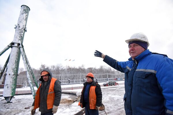 На центральной площади Гомеля начался монтаж главной новогодней ели - Sputnik Беларусь