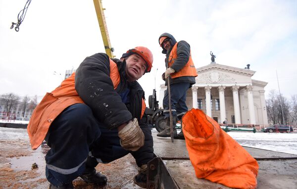 Конструкцию из металла высотой 32 метра собирают рабочие предприятия ГорСАП - Sputnik Беларусь