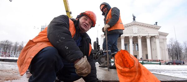 Конструкцию из металла высотой 32 метра собирают рабочие предприятия ГорСАП - Sputnik Беларусь