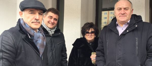 Владимир Япринцев (слева), родственники обвиняемого Арабяна, а также бывший начальник ОМОНа, бывший руководитель службы безопасности Трайпла Юрий Подобед (справа) - Sputnik Беларусь