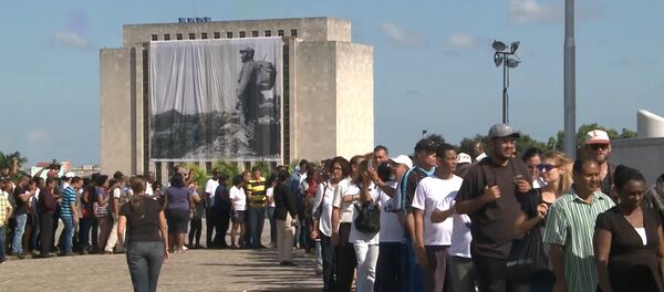Тысячи кубинцев выстроились в очередь для прощания с Фиделем Кастро в Гаване - Sputnik Беларусь