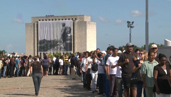 Тысячи кубинцев выстроились в очередь для прощания с Фиделем Кастро в Гаване - Sputnik Беларусь