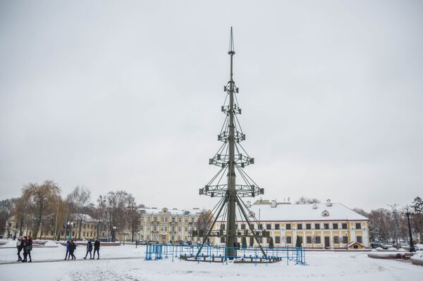 30-метровый каркас для главной городской елки Гродно закончили монтировать 30 декабря - Sputnik Беларусь